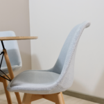 Comedor Redondo Mesa Eames Wood 100cm + 4 Sillas Nórdicas Lino Celeste