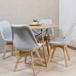 Comedor Redondo Mesa Eames Wood 100cm + 4 Sillas Nórdicas Lino Celeste