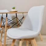 Comedor Redondo Mesa Eames Wood 100cm + 4 Sillas Nórdicas Lino Celeste