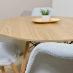 Comedor Redondo Mesa Eames Wood 100cm + 4 Sillas Nórdicas Lino Celeste