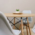 Comedor Redondo Mesa Eames Wood 100cm + 4 Sillas Nórdicas Lino Celeste