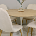 Comedor Redondo Mesa Tulip Wood Base Blanco 100cm + 4 Sillas Eames Velvet Crudo