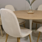 Comedor Redondo Mesa Tulip Wood Base Blanco 100cm + 4 Sillas Eames Velvet Crudo