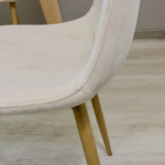 Comedor Redondo Mesa Tulip Wood Base Blanco 100cm + 4 Sillas Eames Velvet Crudo