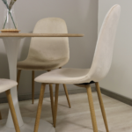 Comedor Redondo Mesa Tulip Wood Base Blanco 100cm + 4 Sillas Eames Velvet Crudo