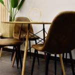 Set Comedor Eames Redondo 100cm Wood + 4 Sillas Eames Ecocuero Café