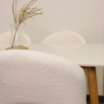 Set Comedor Rectangular de Cuarzo + 4 Sillas Eames Lana Bouclé Blanco