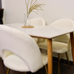 Set Comedor Rectangular de Cuarzo + 4 Sillas Eames Lana Bouclé Blanco