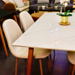 Set Comedor Rectangular de Cuarzo + 4 Sillas Eames Velvet