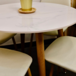 Set Comedor Redondo de Cuarzo + 4 Sillas Eames Velvet