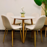Set Comedor Redondo de Cuarzo + 4 Sillas Eames Velvet