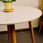 Set Comedor Redondo de Cuarzo + 4 Sillas Eames Velvet